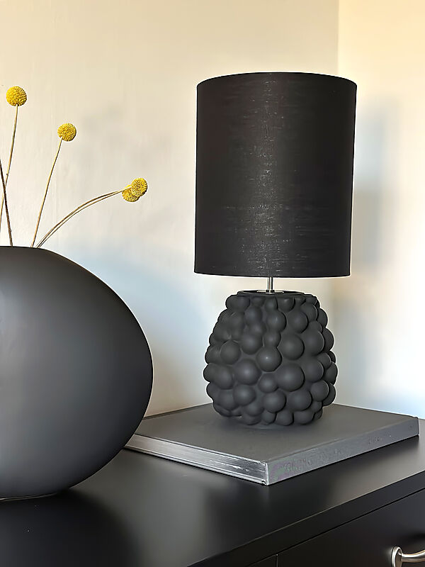 Bubbles 48cm Svart bordlampe Fra Aneta Lighting - Den spennende bordlampen Bubbles har en unik glasslampefot med en tekstur av forskjellig formede bobler.