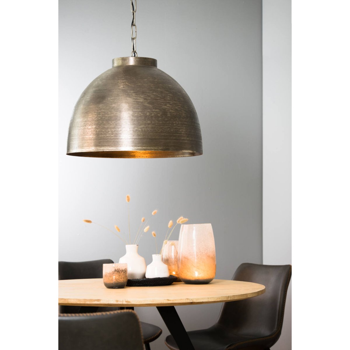 Kylie Ø60 Nikkel Taklampe Fra Light & Living - Kylie er en rustikk taklampe i metall med en glatt, mørk nikkelfinish, som skaper en varm og behagelig lysfordeling.