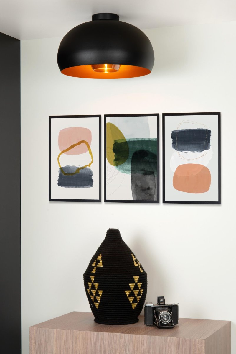 Sharan Ø38 Svart plafond Fra Lucide - Denne taklampen er langt fra liten, med en diameter p&aring; 38 centimeter og en h&oslash;yde p&aring; litt over 22 centimeter.