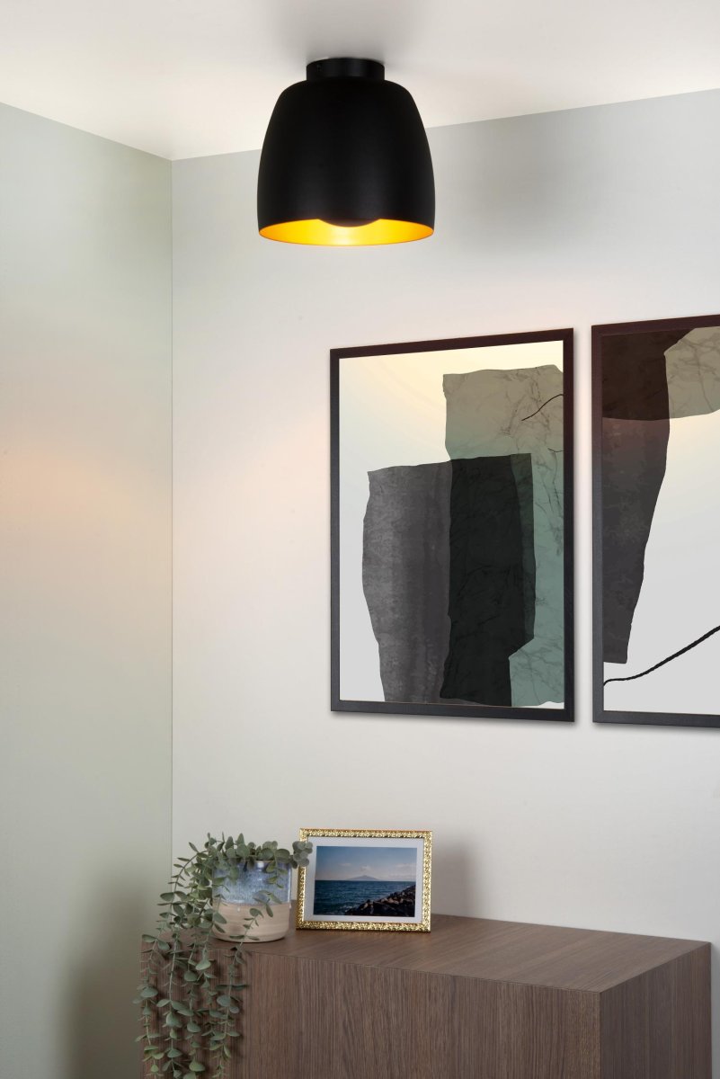 Nolan Ø24 Svart plafond Fra Lucide - Med en diameter på 24 centimeter og en høyde på I underkant av 22 centimeter er denne taklampen til stede uten å være overveldende.