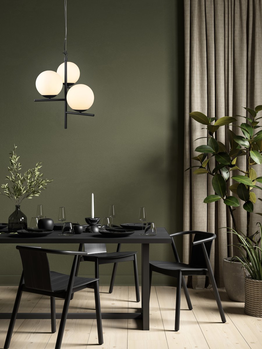 Pure Ø40 Svart Taklampe Fra Trio Lighting - Den er perfekt for å lyse opp spisebordet og for å understreke din personlige stil.