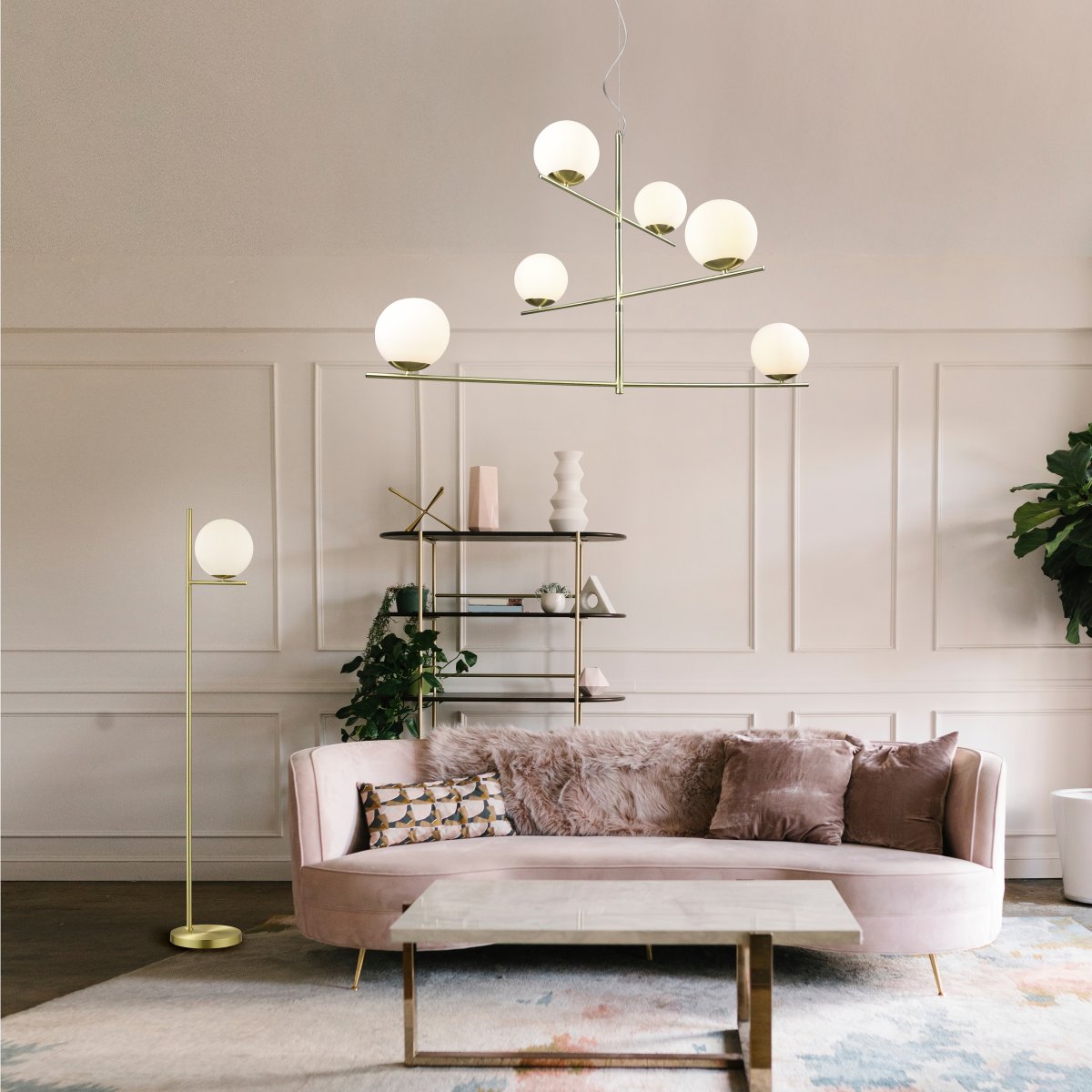 Pure 115cm Matt messing Taklampe Fra Trio Lighting - Det moderne, minimalistiske designet med matt messing og hvitt glass kan kombineres med b&aring;de effektive og diskrete elementer.