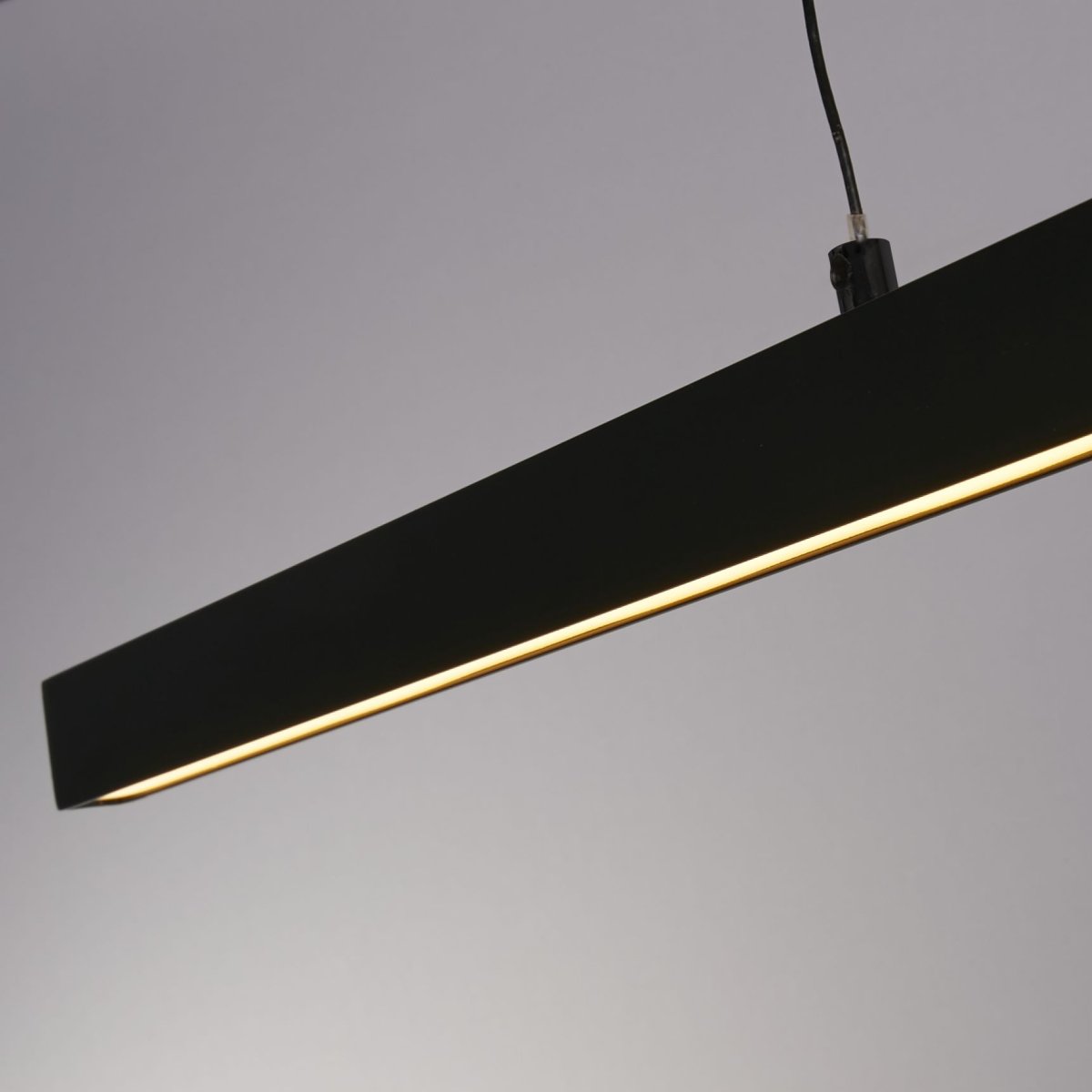 Layla 102cm Svart Taklampe Fra Searchlight - Lampen kan heves og senkes opptil 1900 mm, med en smal bredde på 75 mm og lengde på 1015 mm, noe som gjør den ideell over et spisebord eller kjøkken.