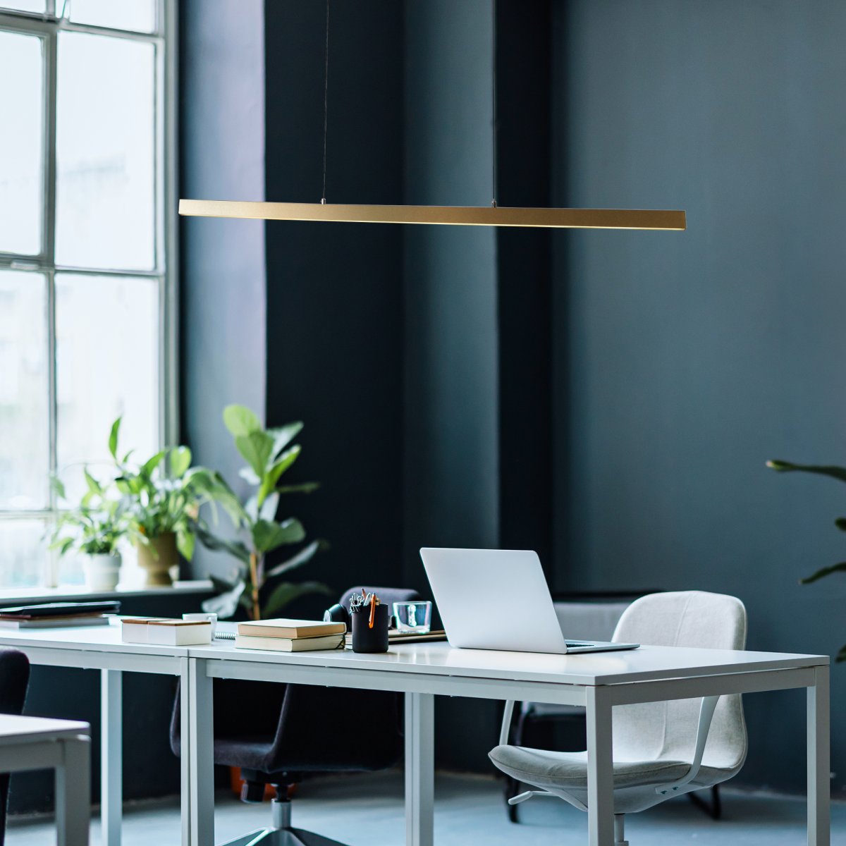 Layla 102cm Gull Taklampe Fra Searchlight - Lampen kan heves og senkes opptil 1900 mm, med en smal bredde på 75 mm og lengde på 1015 mm, noe som gjør den ideell over et spisebord eller kjøkken.