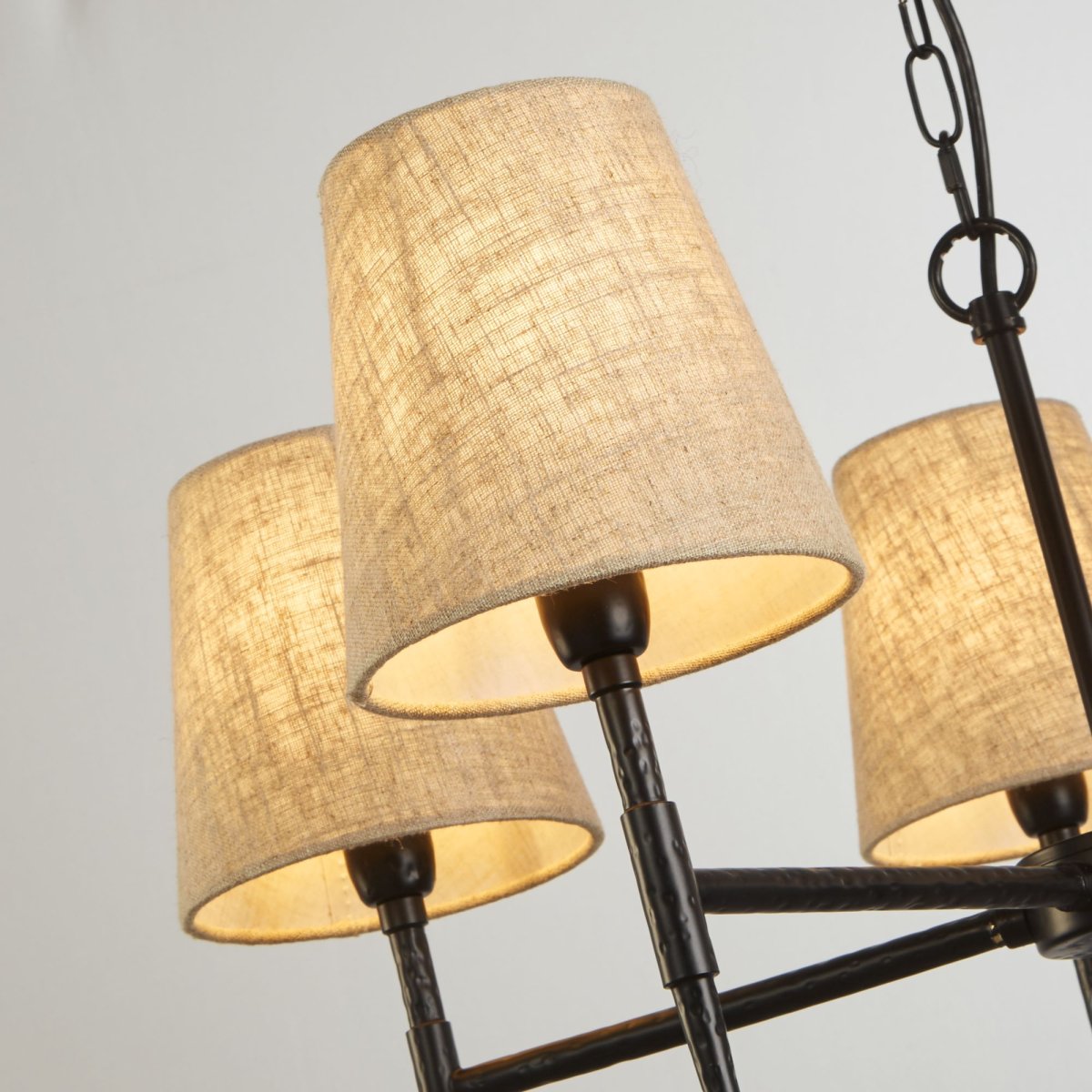 Gothic Ø66 Svart Taklampe Fra Searchlight - De naturlige linfargene myker opp designet og tilfører en rustikk eleganse som skaper en balanse mellom det dramatiske og det hjemmekoselige.