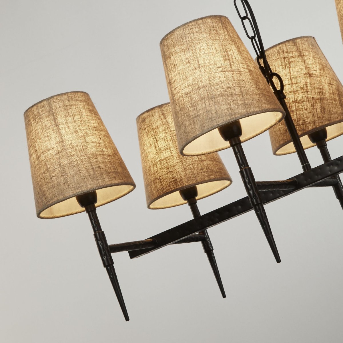 Gothic 90cm Svart Taklampe Fra Searchlight - De naturlige linfargene myker opp designet og tilfører en rustikk eleganse som skaper en balanse mellom det dramatiske og det hjemmekoselige.