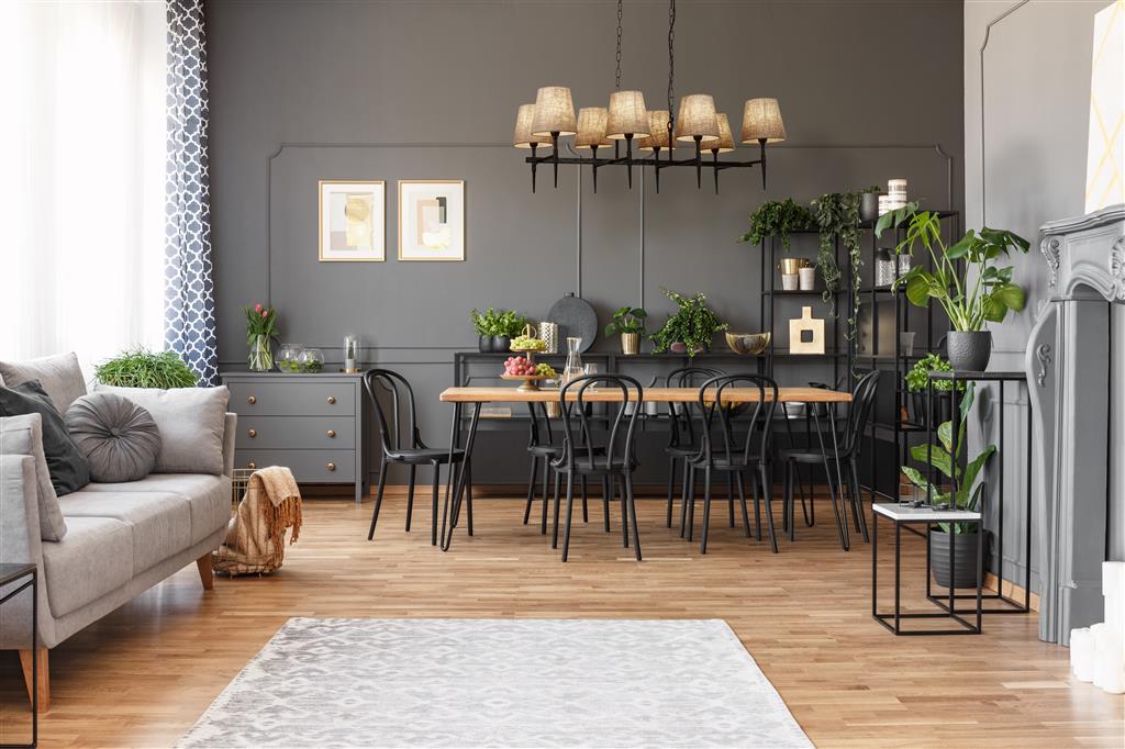 Gothic 90cm Svart Taklampe Fra Searchlight - De naturlige linfargene myker opp designet og tilfører en rustikk eleganse som skaper en balanse mellom det dramatiske og det hjemmekoselige.