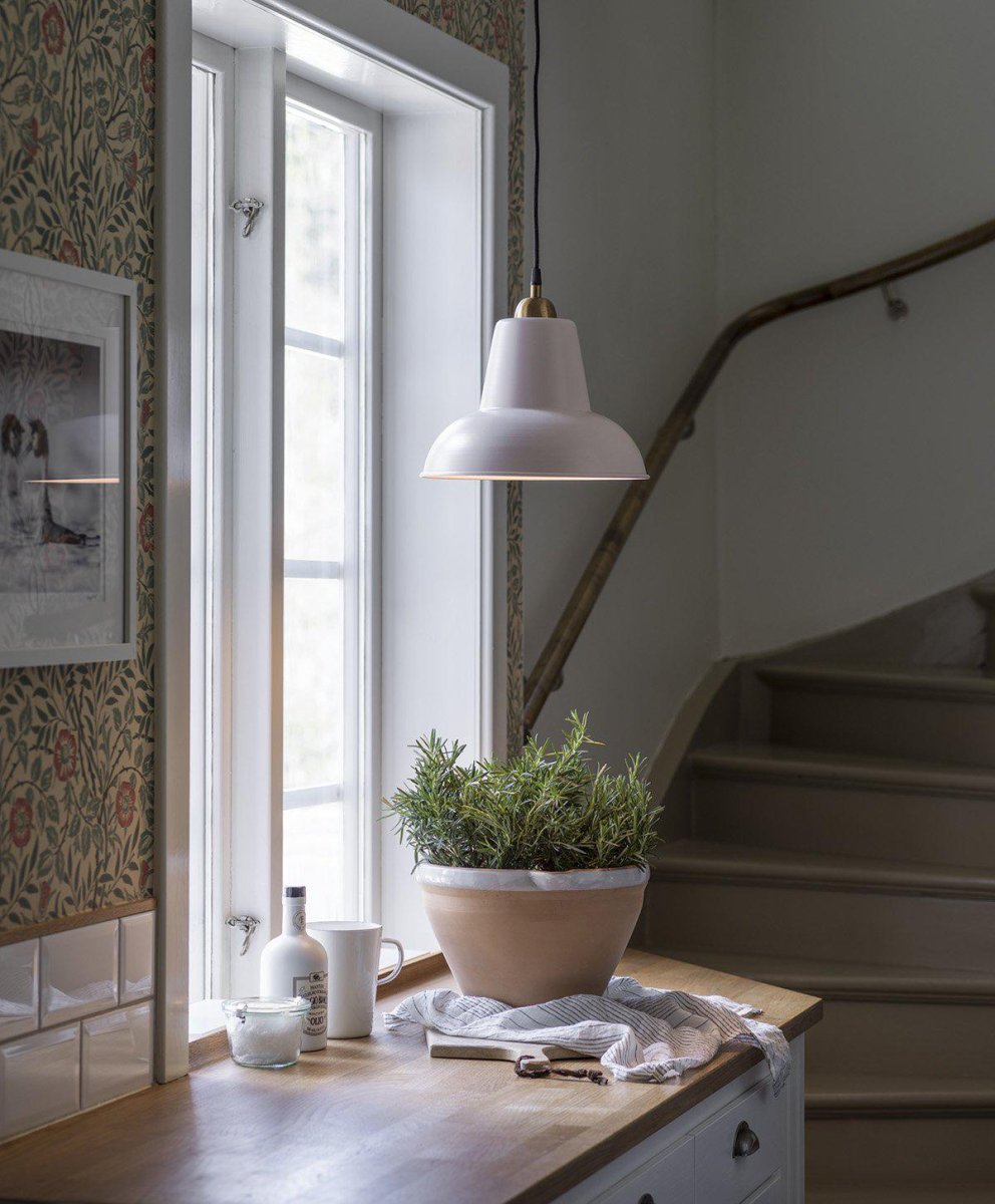 Scottsville Ø30 Rosa Taklampe Fra PR Home - Disse lampene har en noe matere pulverlakkert finish og har samme farge p&aring; begge sider.