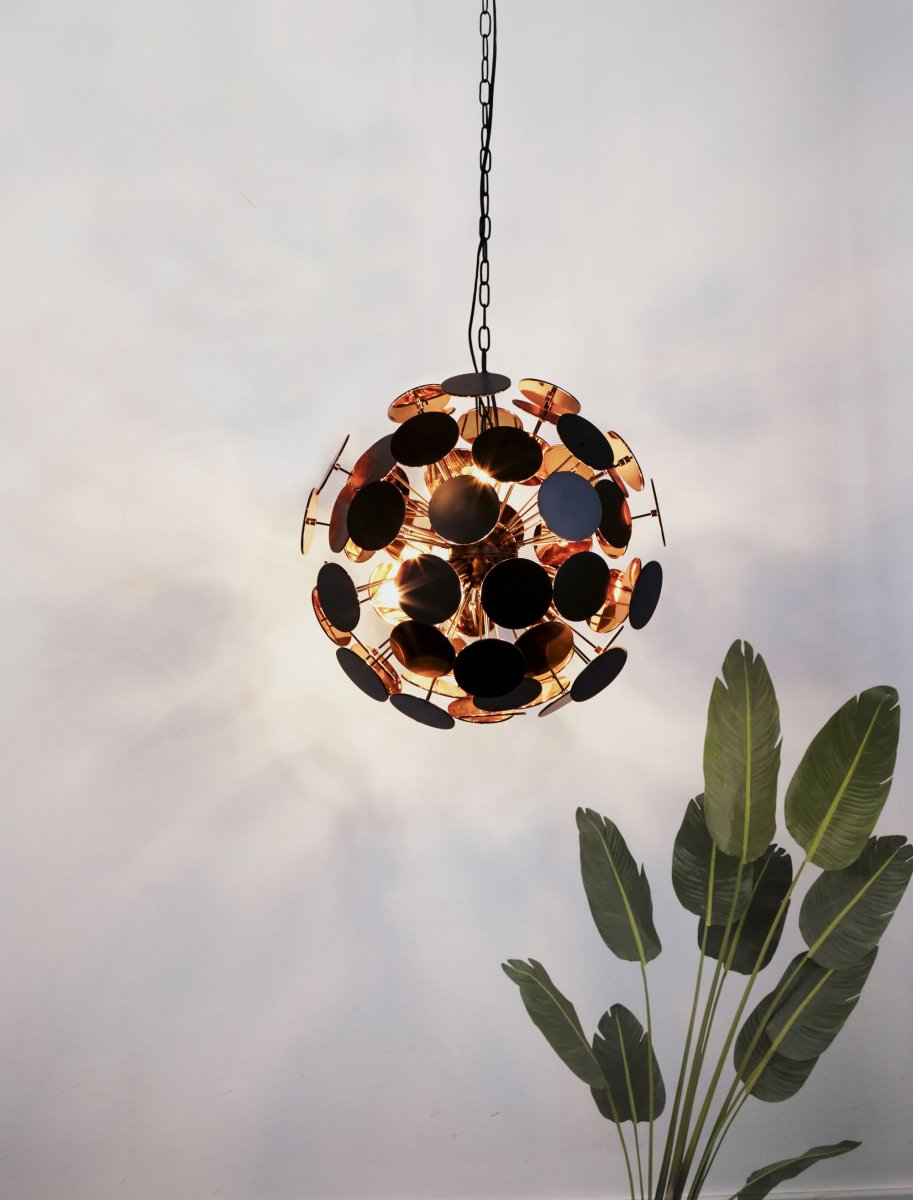 Discus Ø47 Svart Taklampe Fra Searchlight - Discus pendellampe med fire lyskilder har en matt svart finish og metallspiker med runde skiver i endene og gullfarget interiør.