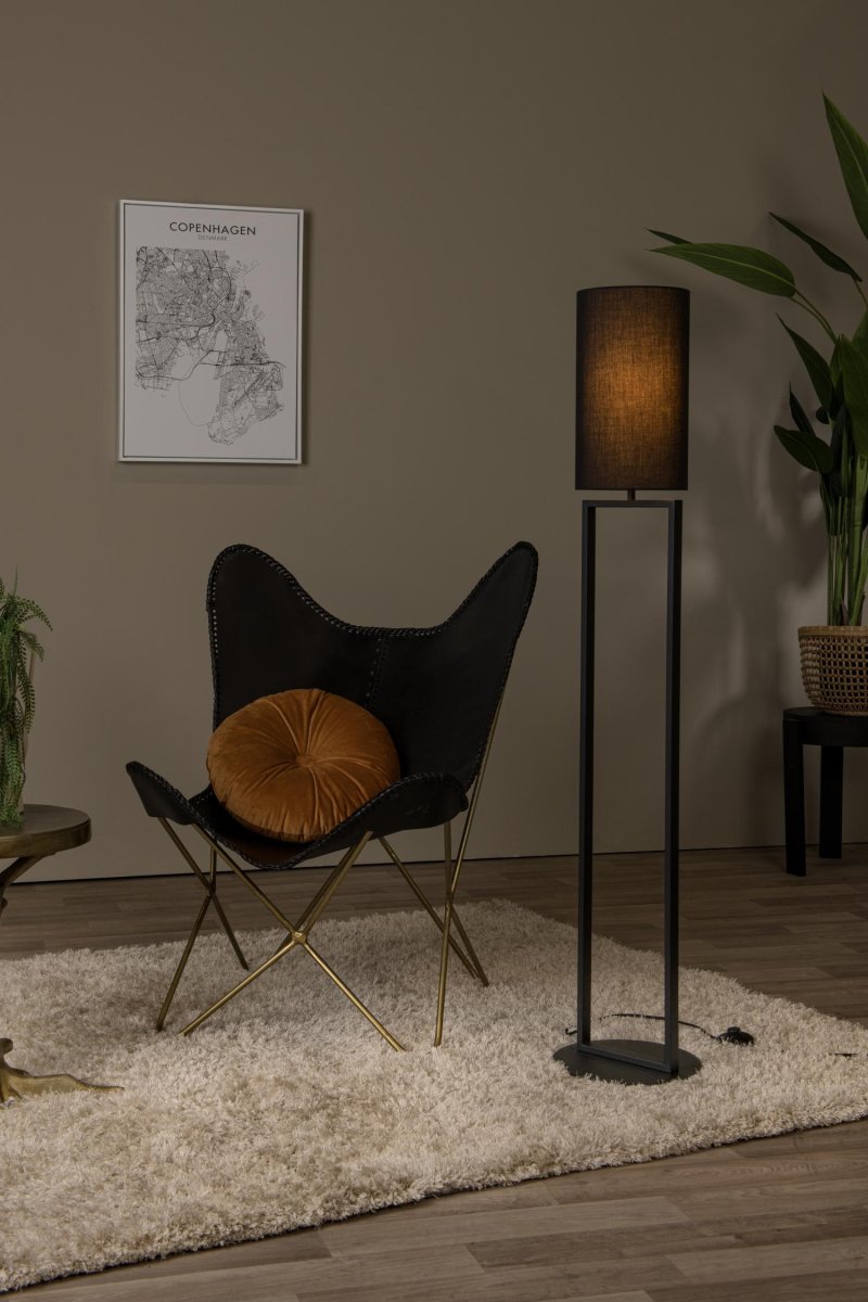 Herman Svart gulvlampe Fra Lucide - Forbered deg på en avslappende kveld hjemme, enten det er med partneren, familien, venner eller andre nære og kjære.