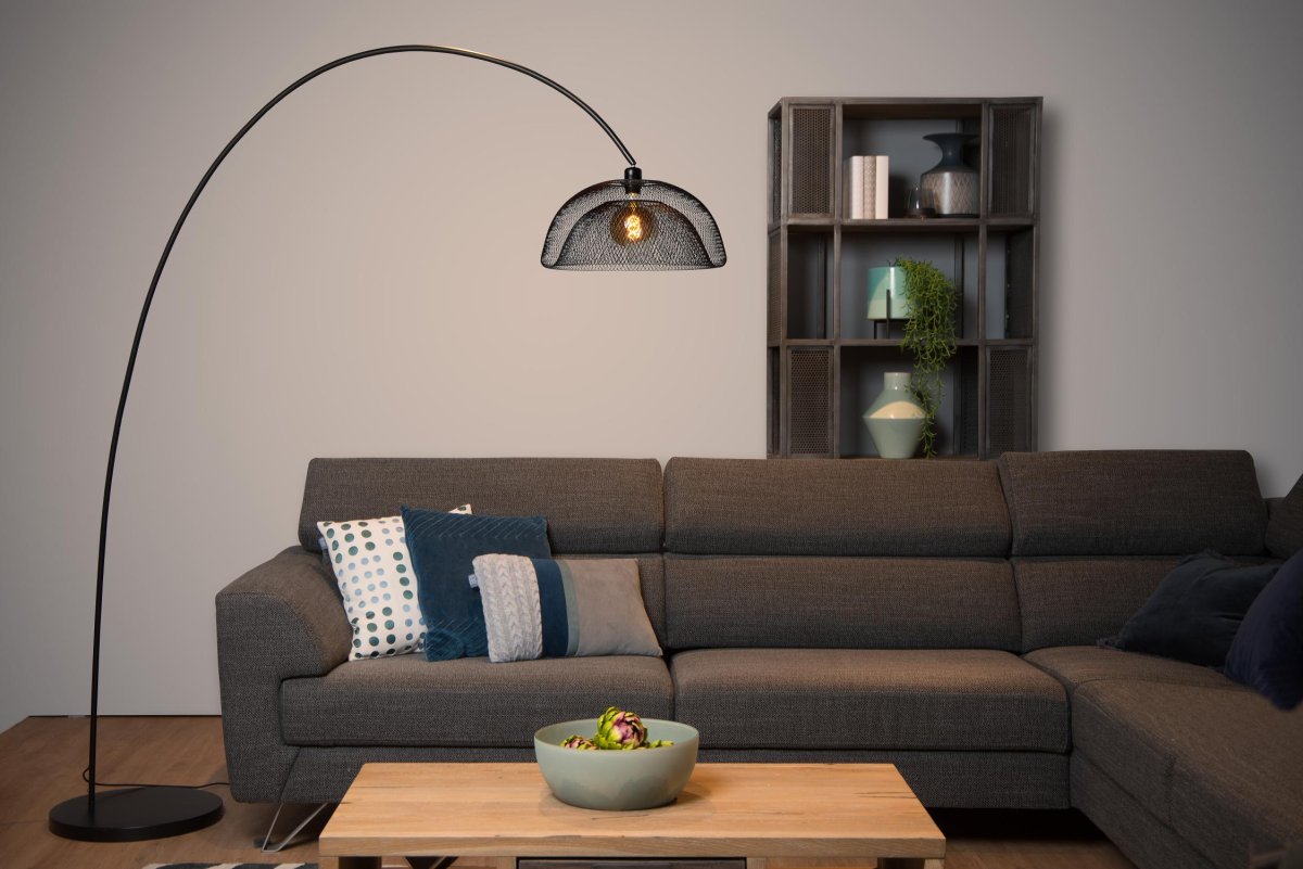 Mesh Svart gulvlampe Fra Lucide - Med en h&oslash;yde p&aring; 200 centimeter og en bredde p&aring; 167 centimeter tar denne gulvlampen akkurat nok plass til &aring; gj&oslash;re et moderne hjem enda koseligere.
