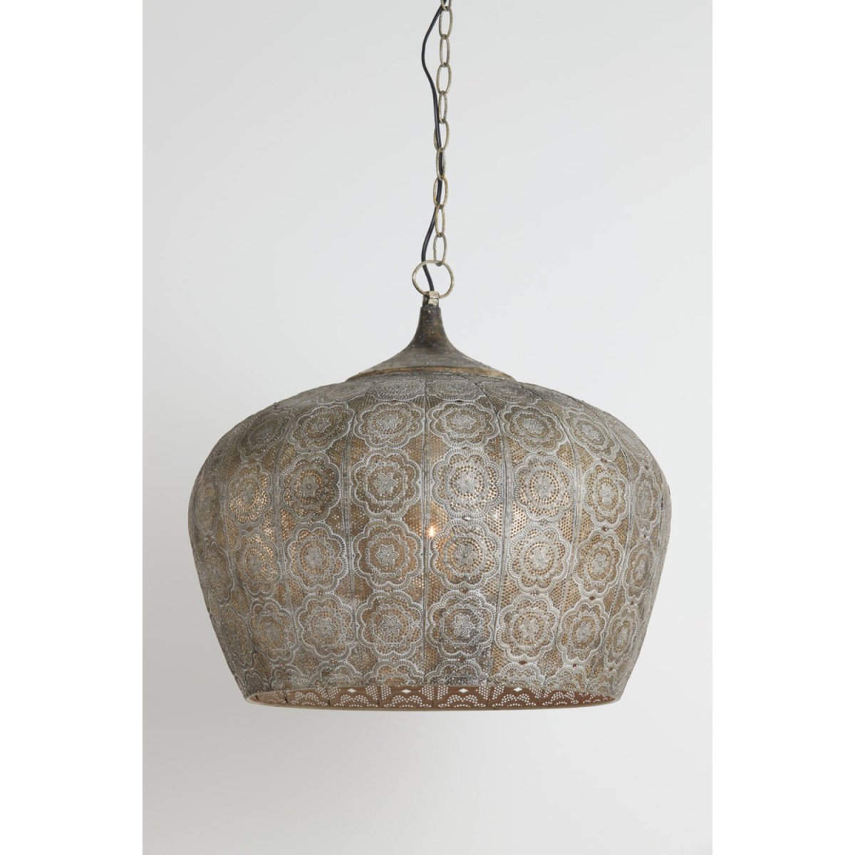 Emine Ø52 Bronse Taklampe Fra Light & Living - Emine er en elegant taklampe i metall med en brunlig gullfinish og et detaljert stanset mønster.