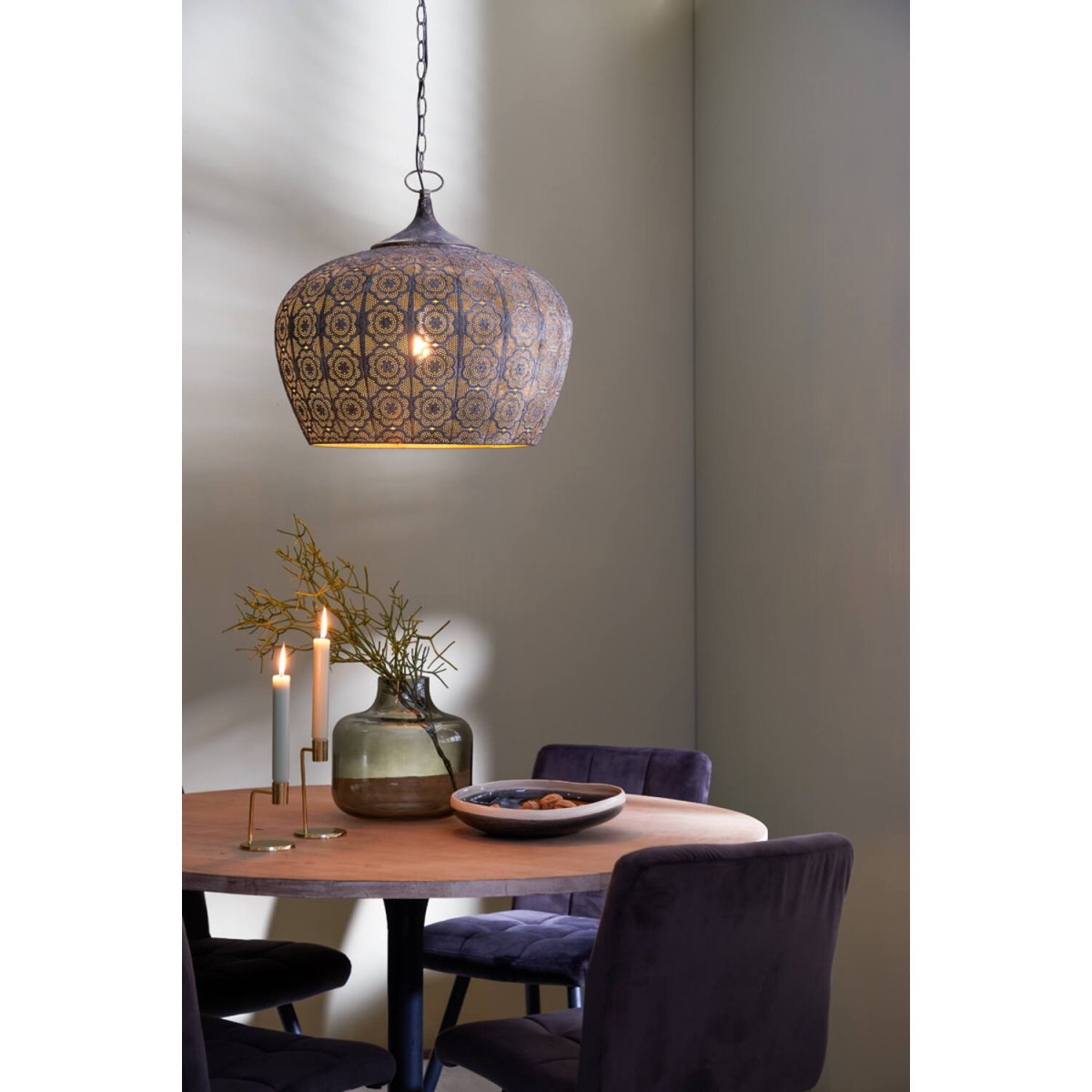Emine Ø52 Bronse Taklampe Fra Light & Living - Emine er en elegant taklampe i metall med en brunlig gullfinish og et detaljert stanset mønster.