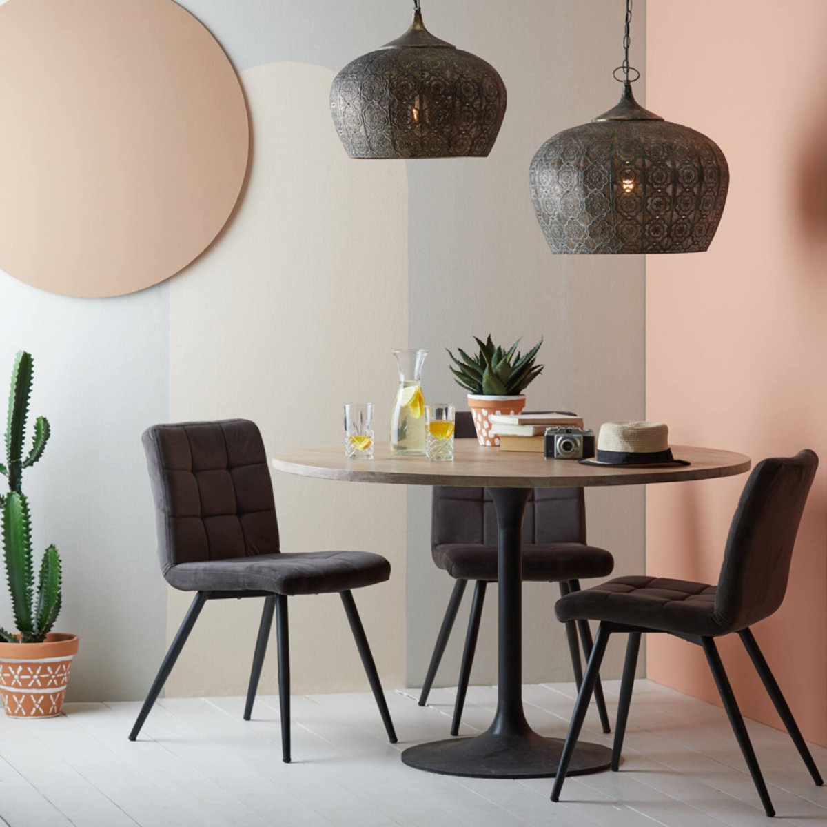 Emine Ø52 Bronse Taklampe Fra Light & Living - Emine er en elegant taklampe i metall med en brunlig gullfinish og et detaljert stanset mønster.