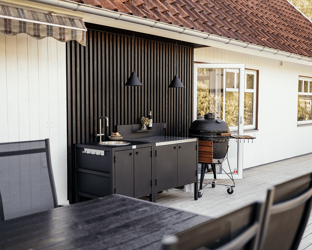 Tratt Ø25 IP44 Svart Fra Westal - Lampen er ideell for vinterhager, pergolaer, utekj&oslash;kken og andre beskyttede utemilj&oslash;er der den skaper en varm og innbydende atmosf&aelig;re.