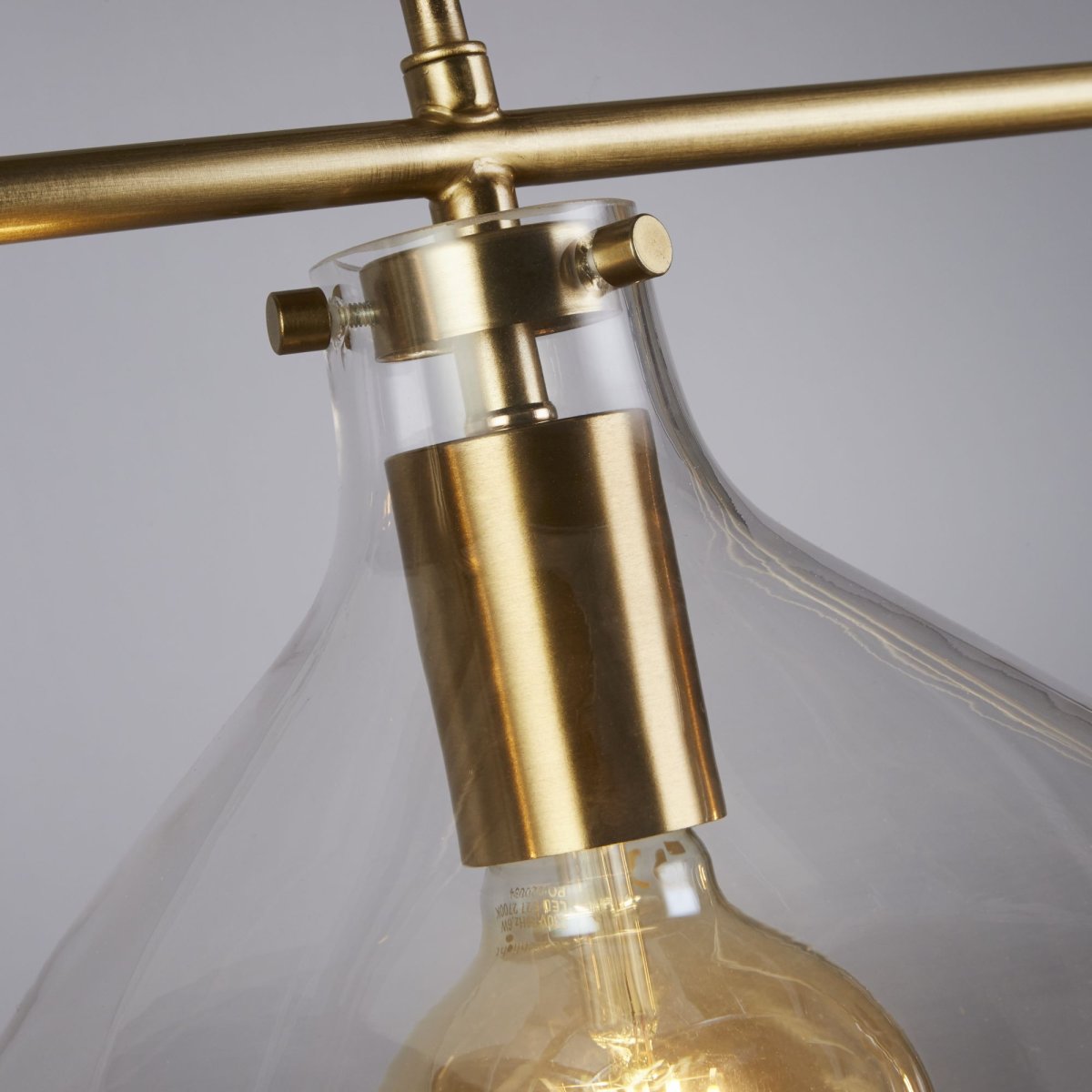 Margarita 110cm Messing Taklampe Fra Searchlight - Lampen er laget av slitesterkt stål med en varm messingfinish som gir en luksuriøs følelse og blir et naturlig blikkfang i rommet – enten det er over kjøkkenet, spisebordet eller i stuen.