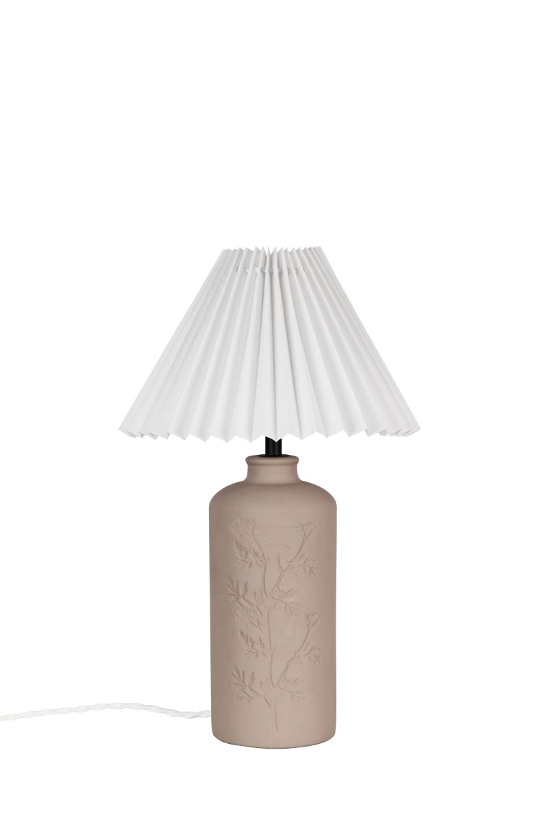 Flora 40cm Søle bordlampe Fra Globen Lighting - Johanna &oslash;nsket &aring; designe en lampe som ble skapt av materialer, farger og former som reflekteres i naturen og som passer b&aring;de i landlige og moderne omgivelser.