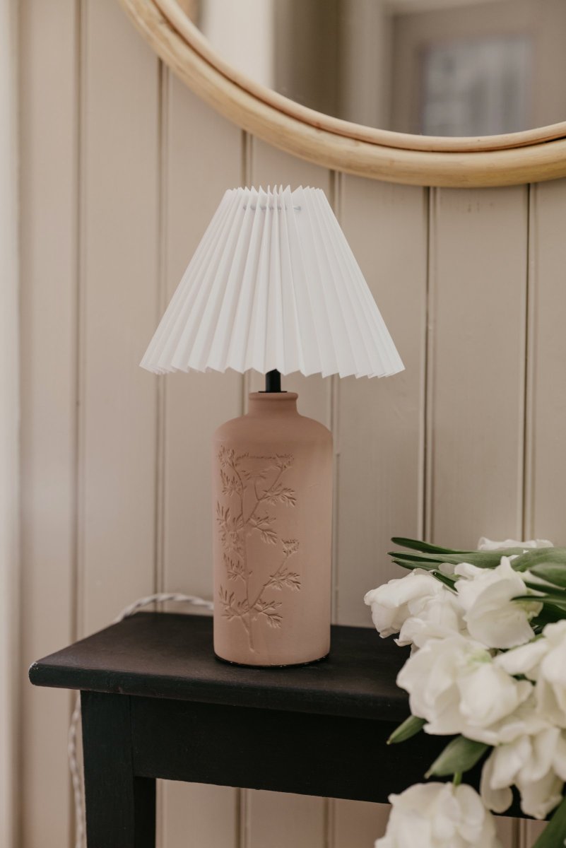 Flora 40cm Søle bordlampe Fra Globen Lighting - Johanna &oslash;nsket &aring; designe en lampe som ble skapt av materialer, farger og former som reflekteres i naturen og som passer b&aring;de i landlige og moderne omgivelser.