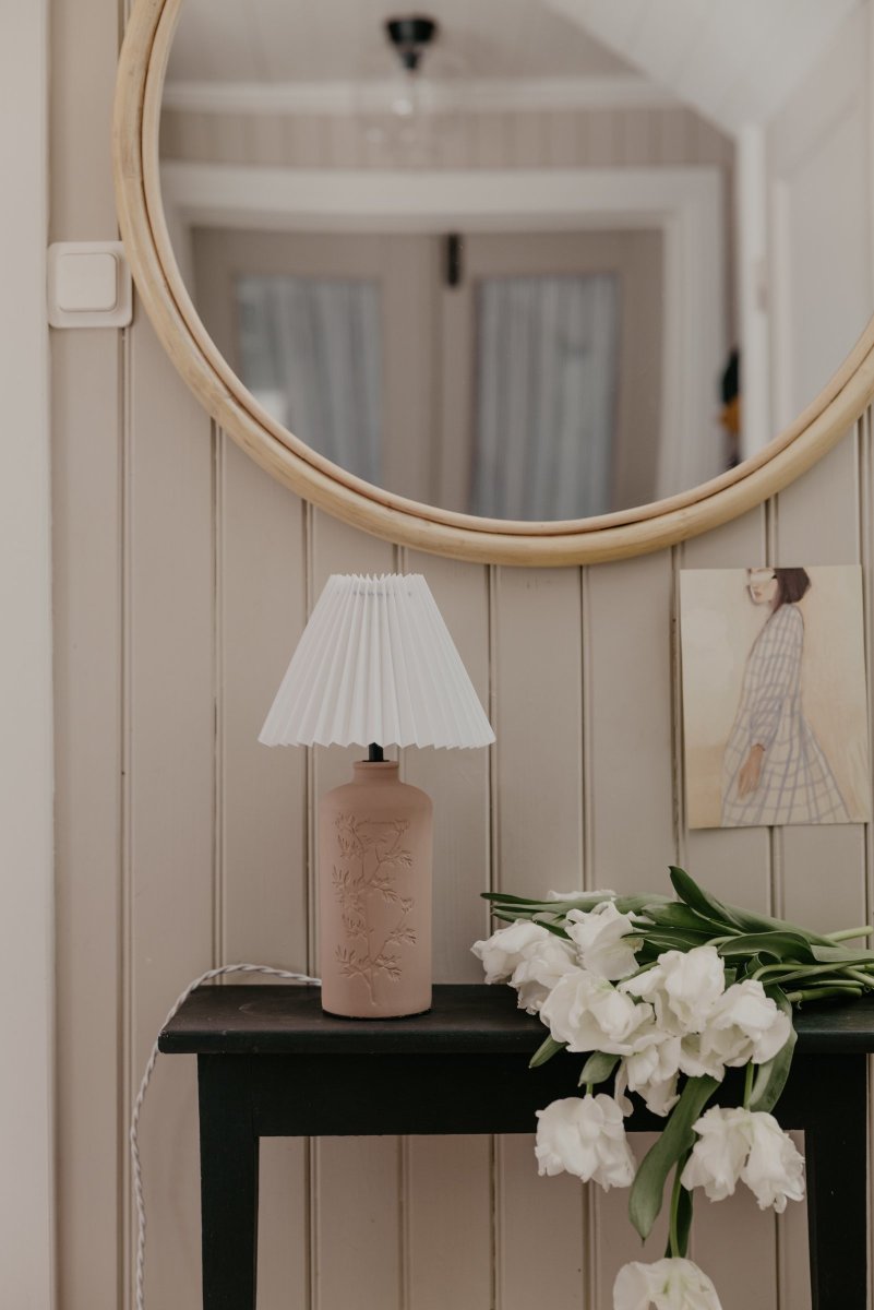 Flora 40cm Søle bordlampe Fra Globen Lighting - Johanna &oslash;nsket &aring; designe en lampe som ble skapt av materialer, farger og former som reflekteres i naturen og som passer b&aring;de i landlige og moderne omgivelser.