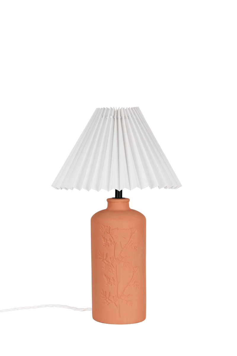 Flora 40cm Terrakotta bordlampe Fra Globen Lighting - Johanna &oslash;nsket &aring; designe en lampe som ble skapt av materialer, farger og former som reflekteres i naturen og som passer b&aring;de i landlige og moderne omgivelser.