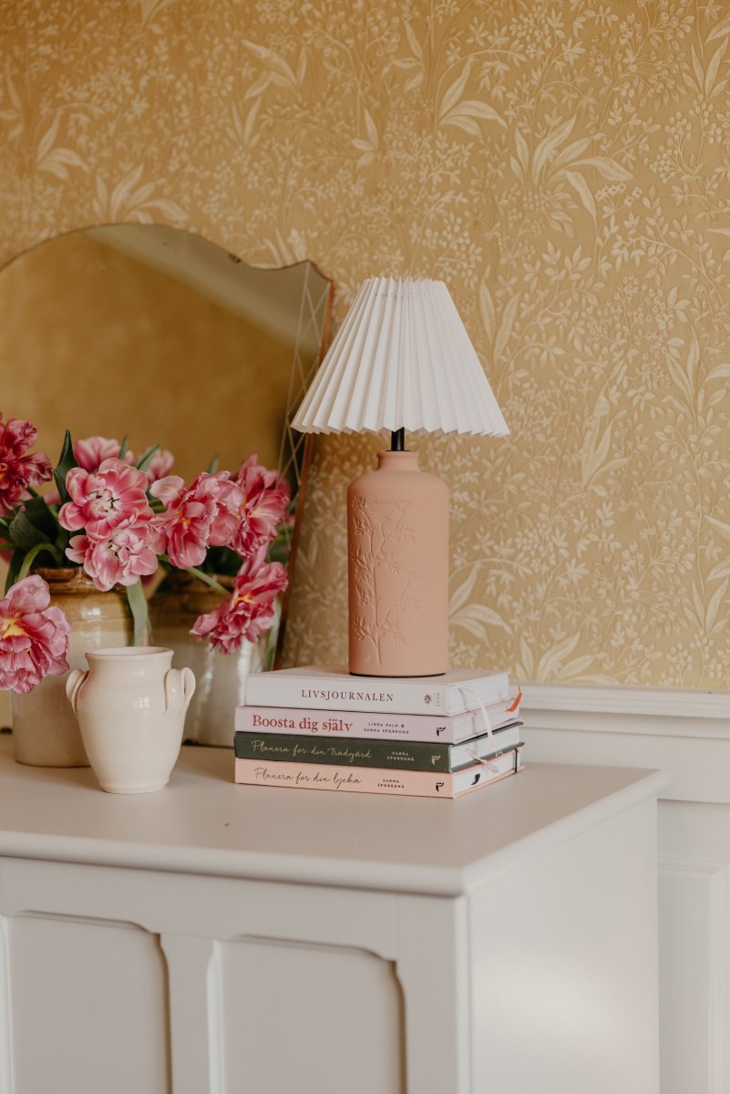 Flora 40cm Terrakotta bordlampe Fra Globen Lighting - Johanna &oslash;nsket &aring; designe en lampe som ble skapt av materialer, farger og former som reflekteres i naturen og som passer b&aring;de i landlige og moderne omgivelser.