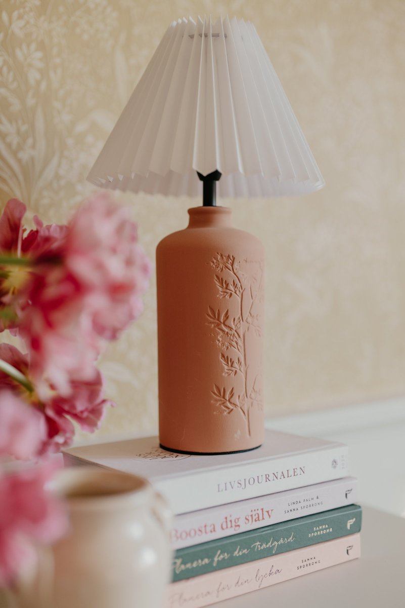 Flora 40cm Terrakotta bordlampe Fra Globen Lighting - Johanna &oslash;nsket &aring; designe en lampe som ble skapt av materialer, farger og former som reflekteres i naturen og som passer b&aring;de i landlige og moderne omgivelser.