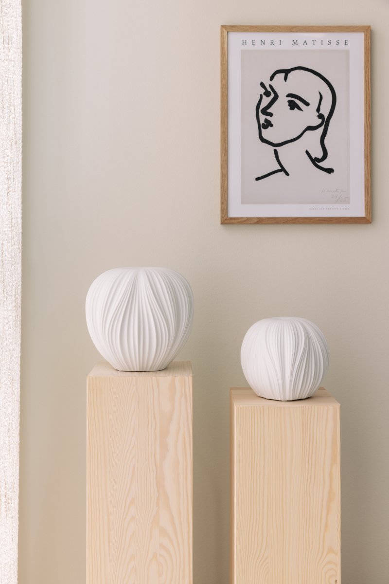 Milo 14cm Hvit bordlampe Fra Globen Lighting - Milo er en bordlampe som med sitt organiske, epleformede design og hvite keramikk gir et mykt og innbydende lys.