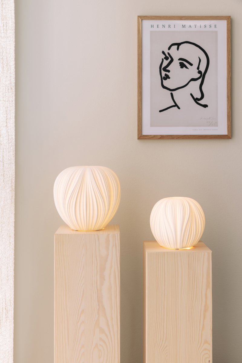 Milo 14cm Hvit bordlampe Fra Globen Lighting - Milo er en bordlampe som med sitt organiske, epleformede design og hvite keramikk gir et mykt og innbydende lys.