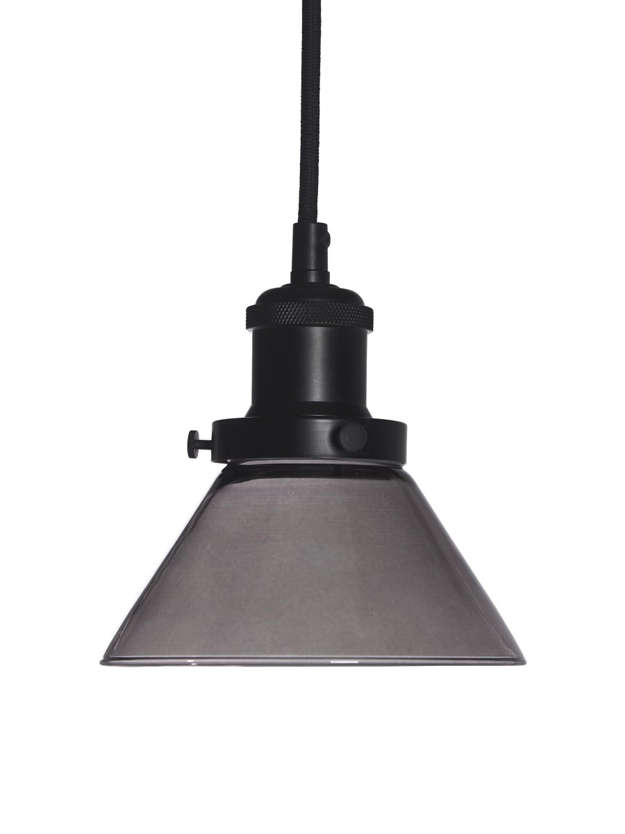 August Ø15 Svart vinduslampe Fra PR Home - Lampeskjerm i sort glass og lampeskjerm i sort metall med matt overflate.