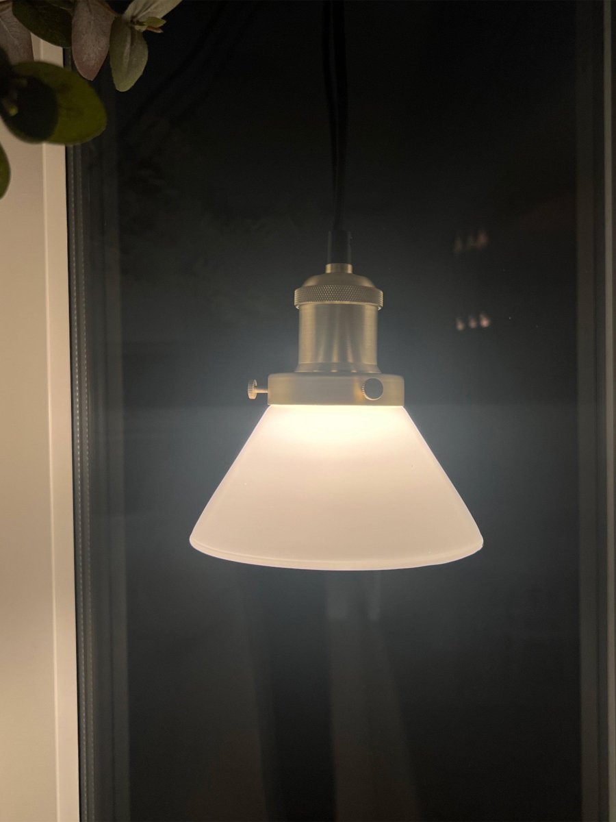 August Ø15 Hvit vinduslampe Fra PR Home - Lampeskjerm i opalfarget glass og lampeholder i metall med b&oslash;rstet messingfarge.