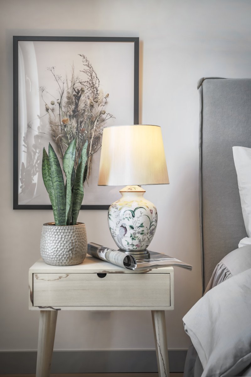 Eden 45cm Flerfarget bordlampe Fra Globen Lighting - Den flerfargede keramiske lampefoten leveres med en beige tekstilskjerm med en glans som minner om silke.