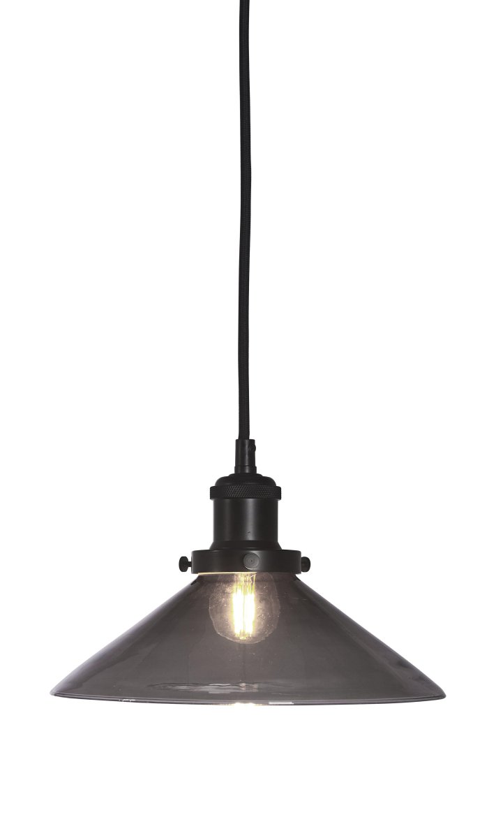 August Ø25 Svart vinduslampe Fra PR Home - Lampeskjerm i sort glass og lampeskjerm i sort metall med matt overflate.