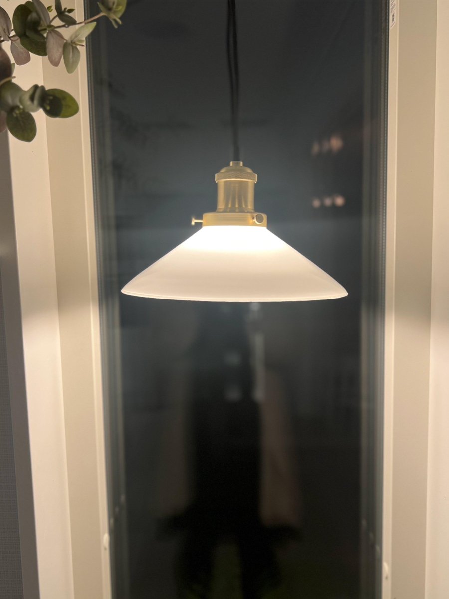 August Ø25 Hvit vinduslampe Fra PR Home - Lampeskjerm i opalhvitt glass og lampefot i metall med b&oslash;rstet messingfinish.