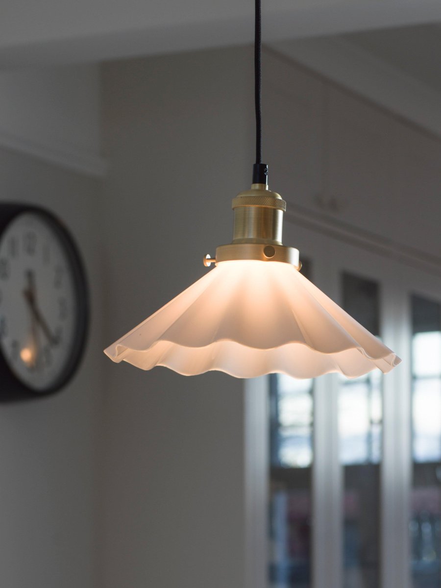 August Ø25 Hvit vinduslampe Fra PR Home - Plissert lampeskjerm i opalhvitt glass og lampeholder i metall med b&oslash;rstet messingfinish.