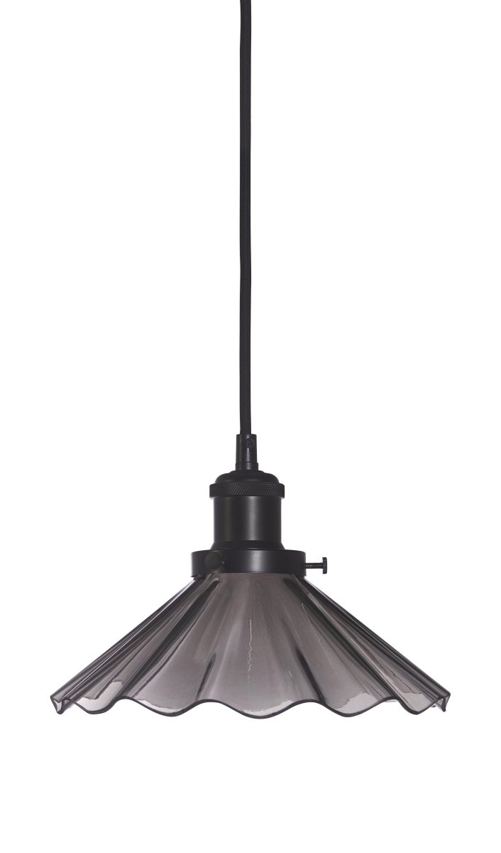 August Ø25 Svart vinduslampe Fra PR Home - Brettet lampeskjerm i sort glass og lampeholder i sort metall med matt overflate.