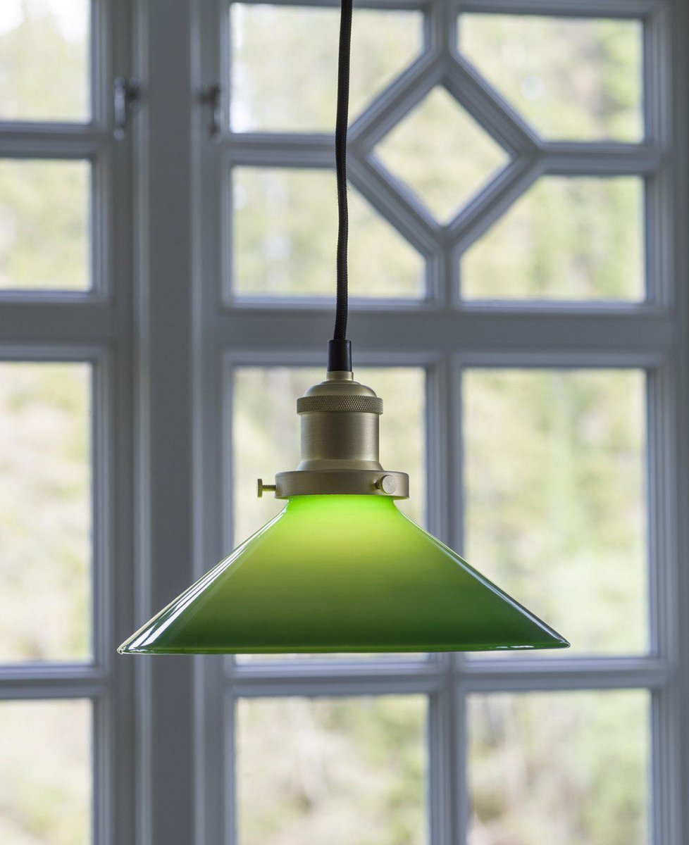 August Ø25 Grønn vinduslampe Fra PR Home - Lampeskjerm i gr&oslash;nt glass og lampeskjerm i metall med b&oslash;rstet messing finish.