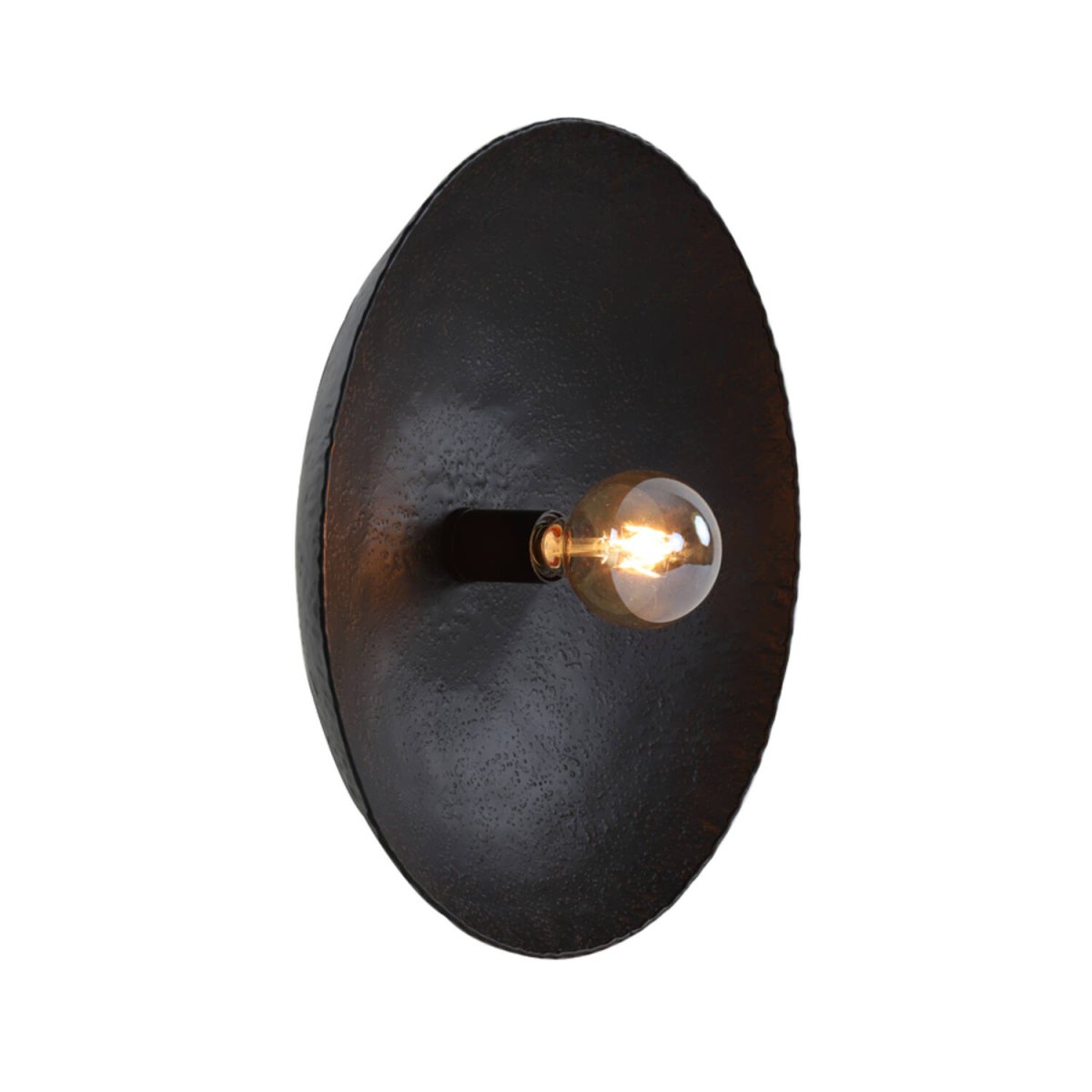 Neva Ø50 Svart vegglampe Fra Light & Living - Den stilige Neva-vegglampen har en rund, hamret metallskjerm i matt svart som skaper et industrielt preg.