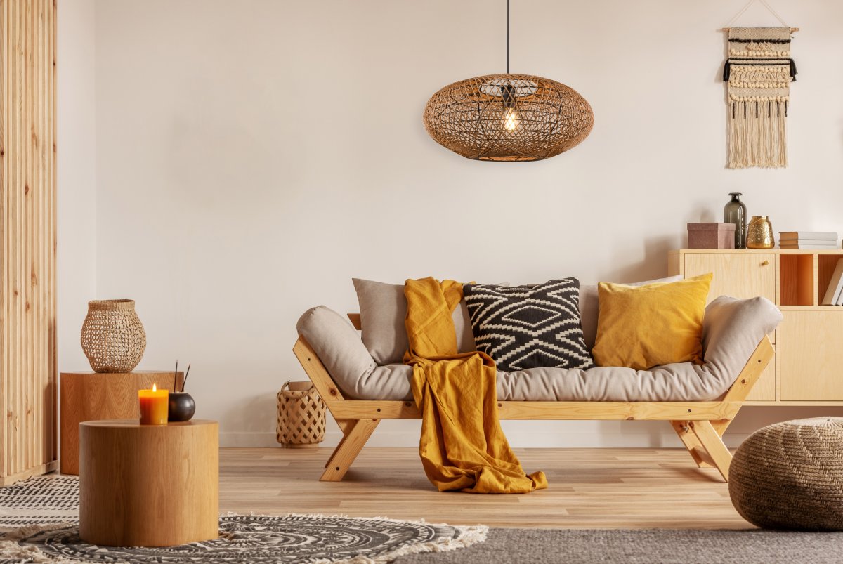 Hedda Ø52 Natur Taklampe Fra Trio Lighting - Den dekorative armaturen HEDDA skaper spennende kontraster og lyser opp rommene med sin sisal-alv som kaster et m&oslash;nster av lys og skygge p&aring;; veggen.