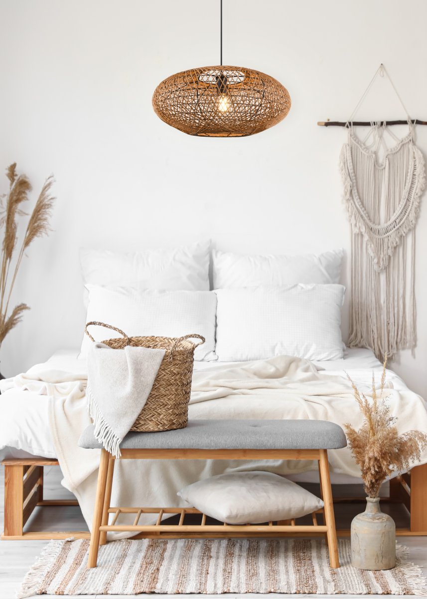 Hedda Ø52 Natur Taklampe Fra Trio Lighting - Den dekorative armaturen HEDDA skaper spennende kontraster og lyser opp rommene med sin sisal-alv som kaster et m&oslash;nster av lys og skygge p&aring;; veggen.
