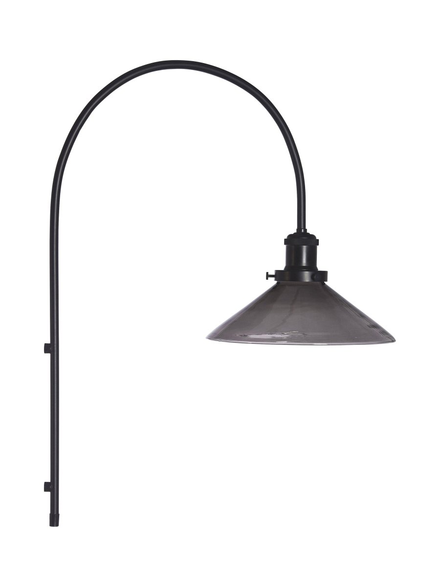 August 25cm Svart vegglampe Fra PR Home - Sort ledning som er 2 meter lang med støpsel og strømbryter som sitter 55 cm fra nedre del av metallbuen.