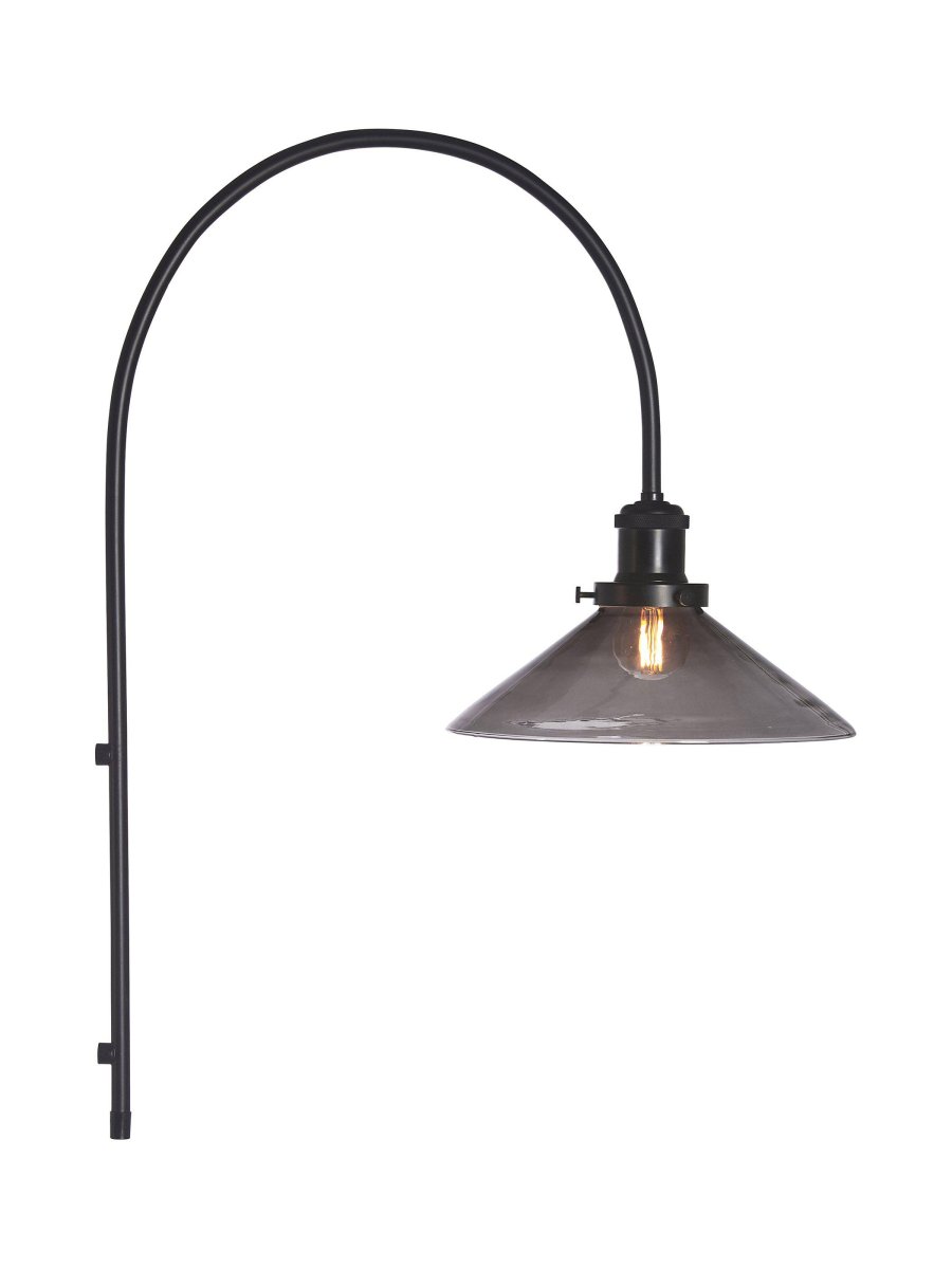 August 25cm Svart vegglampe Fra PR Home - Sort ledning som er 2 meter lang med støpsel og strømbryter som sitter 55 cm fra nedre del av metallbuen.