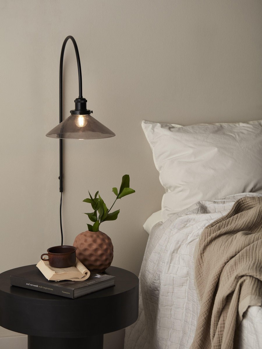 August 25cm Svart vegglampe Fra PR Home - Sort ledning som er 2 meter lang med støpsel og strømbryter som sitter 55 cm fra nedre del av metallbuen.