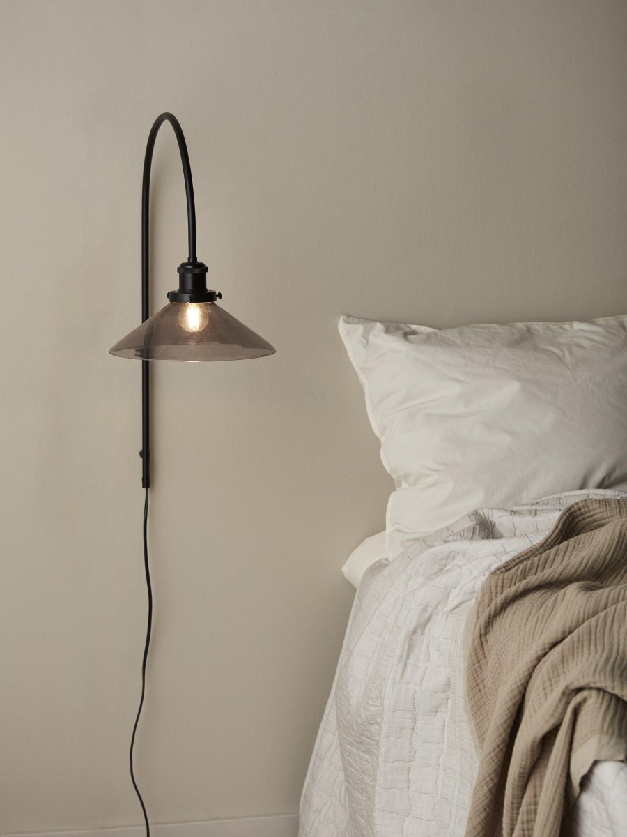 August 25cm Svart vegglampe Fra PR Home - Sort ledning som er 2 meter lang med støpsel og strømbryter som sitter 55 cm fra nedre del av metallbuen.
