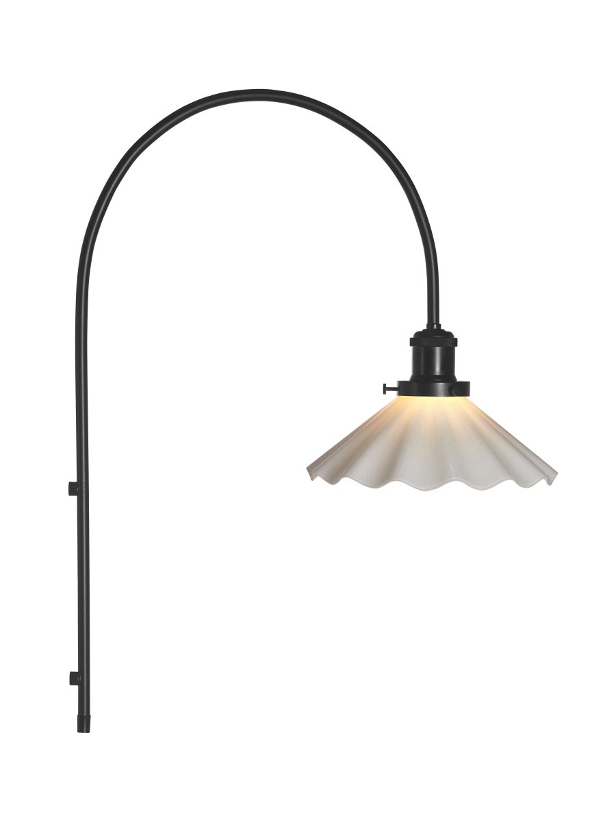 August 25cm Svart og hvitt vegglampe Fra PR Home - Glassskjermen er plissert med en opal finish og er plassert i en lampeholder i sort børstet metall.