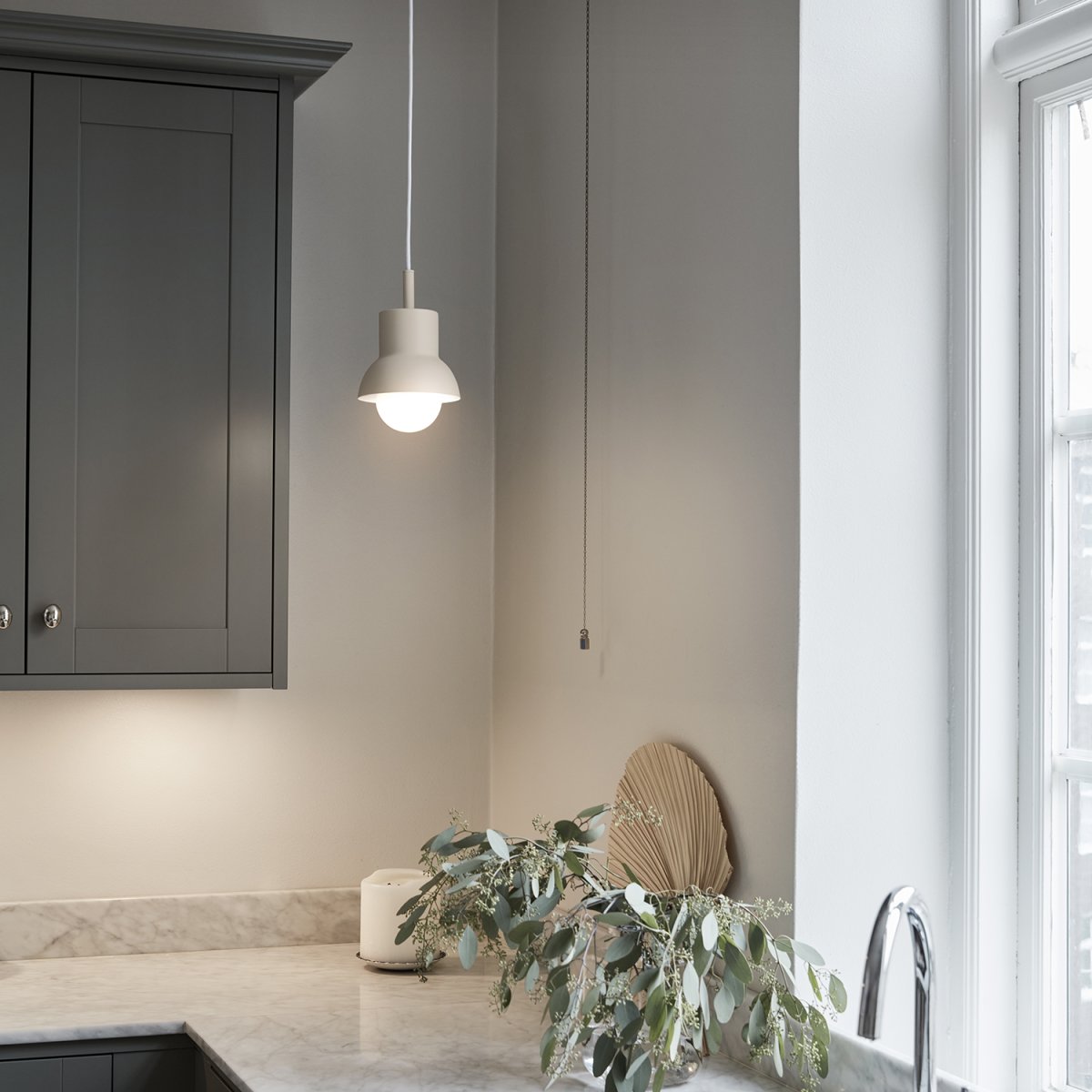 Down Ø15 Lys beige Taklampe Fra CO Bankeryd - Taklampen Down 15 har et ungdommelig og tidsriktig design som med sitt atmosfæriske lys passer perfekt over spisebordet.