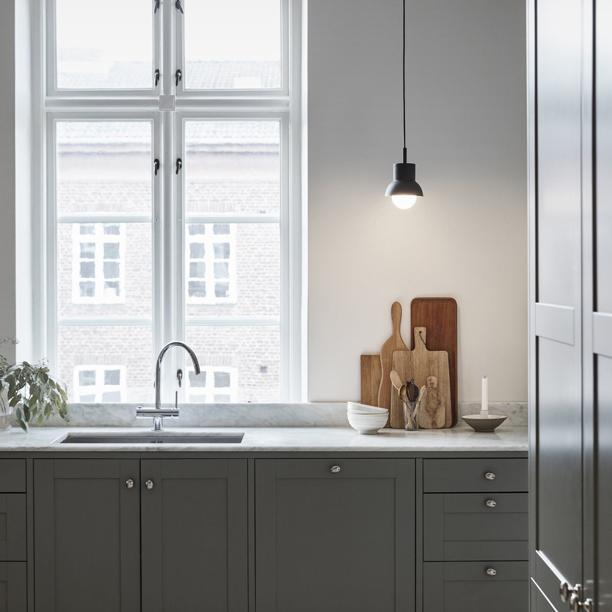 Down Ø15 Antrasitt Taklampe Fra CO Bankeryd - Down 15 taklampe har et ungdommelig og tidsriktig design som med sitt atmosfæriske lys passer perfekt over spisebordet.