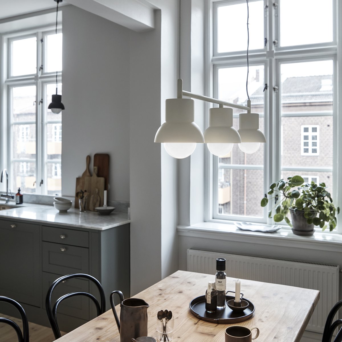 Down Long 82cm Lys beige Taklampe Fra CO Bankeryd - Down Long taklampe har et ungdommelig og skandinavisk design som med sitt atmosfæriske lys passer perfekt over spisebordet da den lyser opp hjemmets midtpunkt.