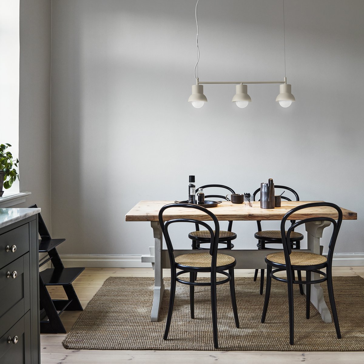 Down Long 82cm Lys beige Taklampe Fra CO Bankeryd - Down Long taklampe har et ungdommelig og skandinavisk design som med sitt atmosfæriske lys passer perfekt over spisebordet da den lyser opp hjemmets midtpunkt.