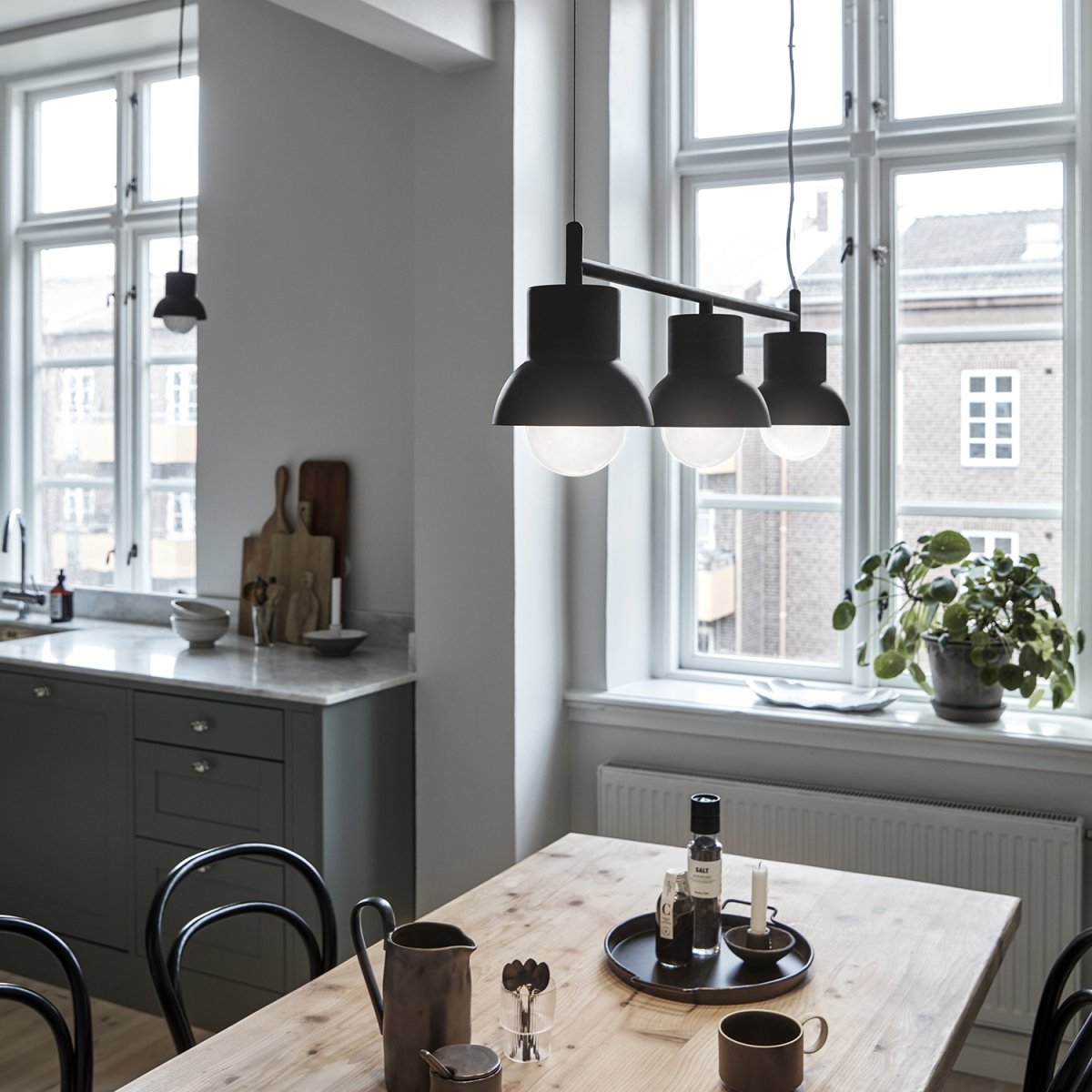 Down Long 82cm Antrasitt Taklampe Fra CO Bankeryd - Down Long taklampe har et ungdommelig og skandinavisk design som med sitt atmosfæriske lys passer perfekt over spisebordet da den lyser opp hjemmets midtpunkt.