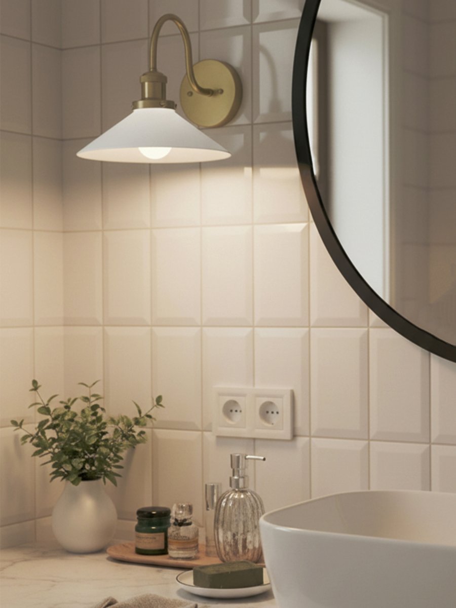 August 38cm Messing/hvit baderomslampe Fra PR Home - Denne skomakerlampen er spesialdesignet for baderom og har en elegant glassskjerm p&aring; 25 cm i diameter, som sprer lyset mykt og jevnt.